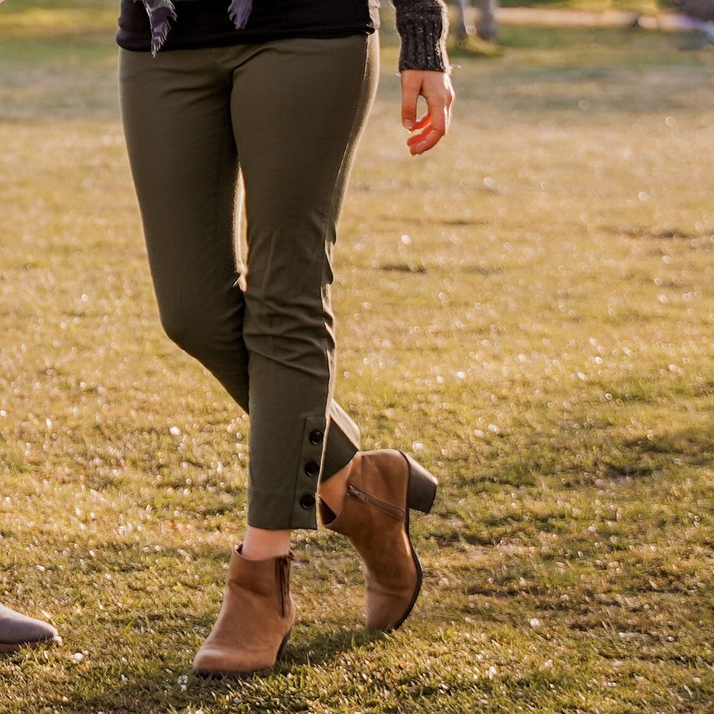 Olive Banana Republic Sloane pants with buttons